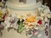 sweet_table_bruidstaart_met_c_hand_gemaakte_bloemen_eclairgebak2